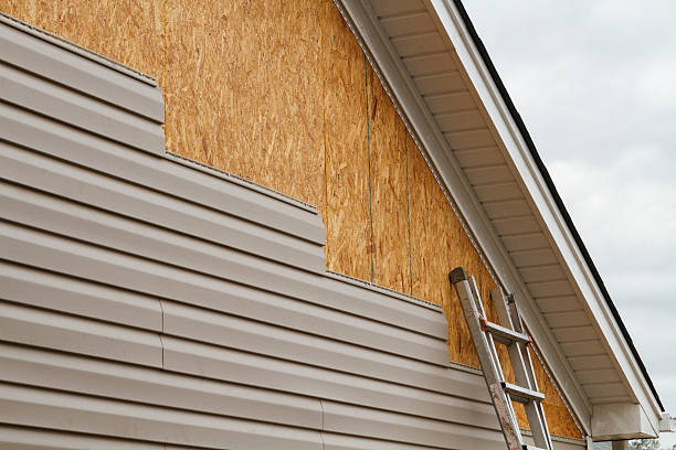 Professional Emergency Siding Repair technician working in Oxford, GA